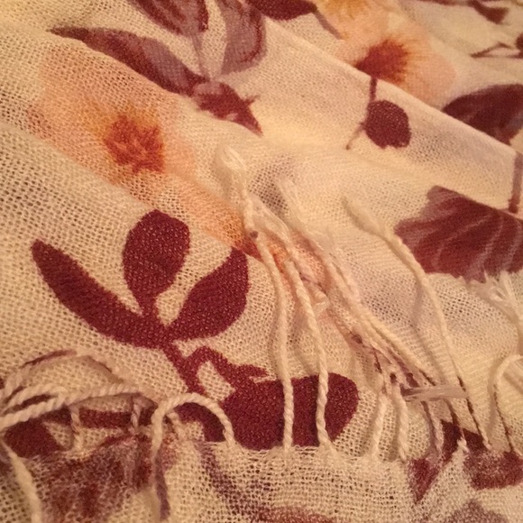 NEVER WORN cream flower soft scarf - Picture 2 of 2